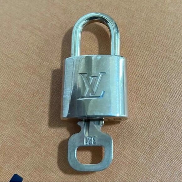 Louis Vuitton Gold Lock And Keyl# 321) - Picture 8 of 8
